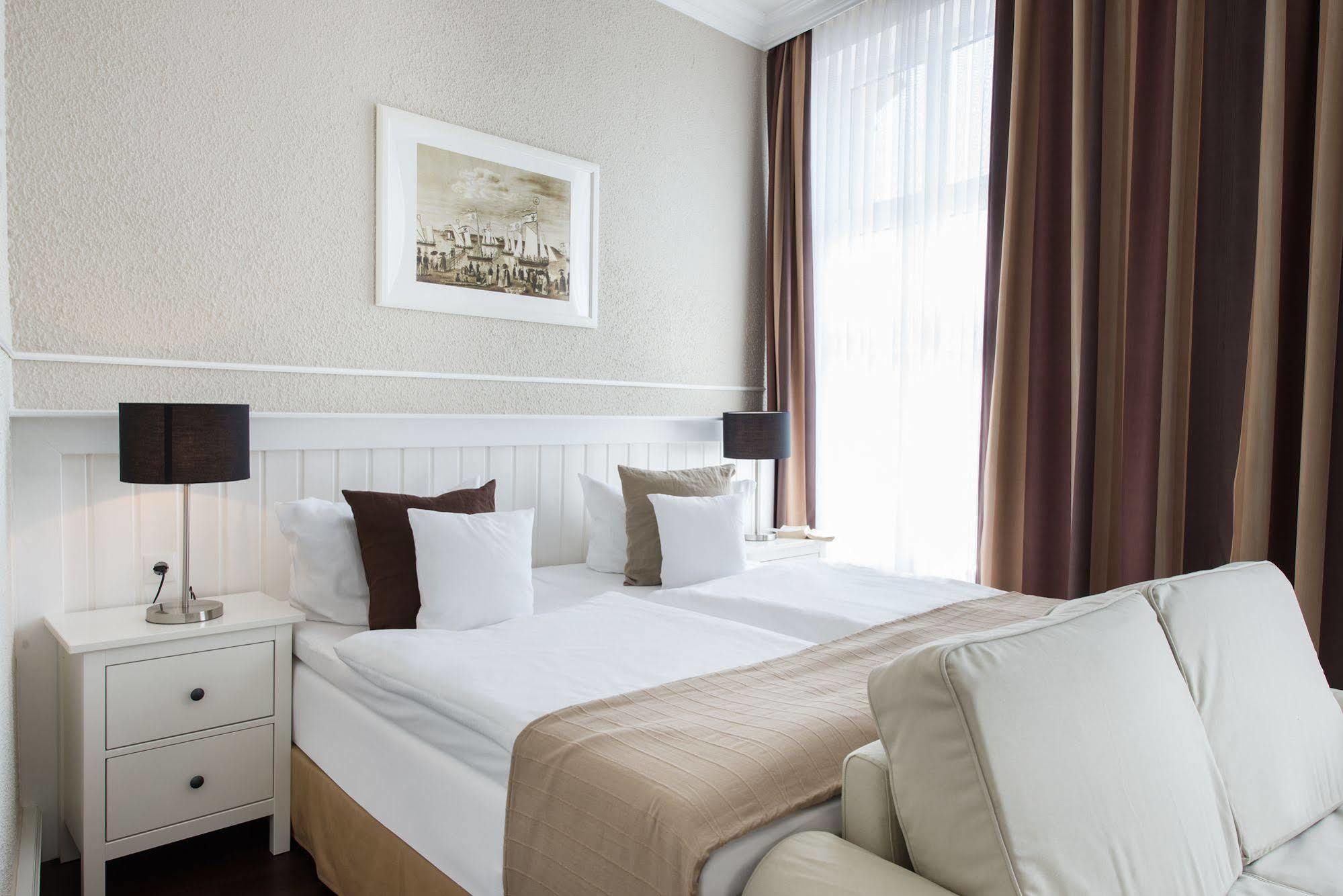Hotel ชตราลซุนด์ ภายนอก รูปภาพ