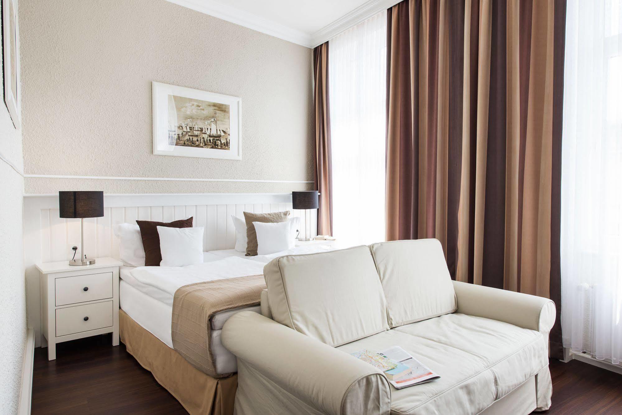Hotel ชตราลซุนด์ ภายนอก รูปภาพ